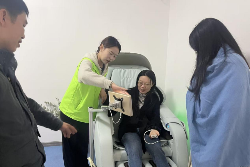 參會(huì)代表體驗(yàn)“身心煥能艙”AI睡眠調(diào)節(jié)設(shè)備