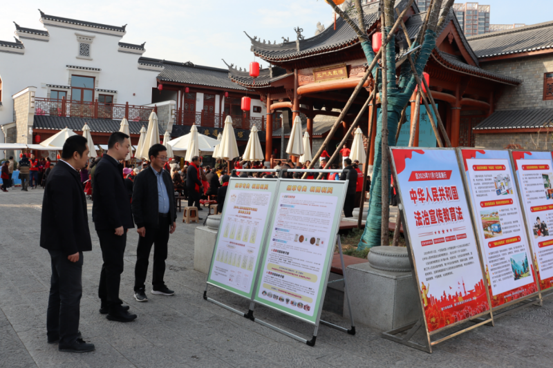 在荊門市東寶區(qū)歷史文化古街——民主街開展法治宣傳活動。