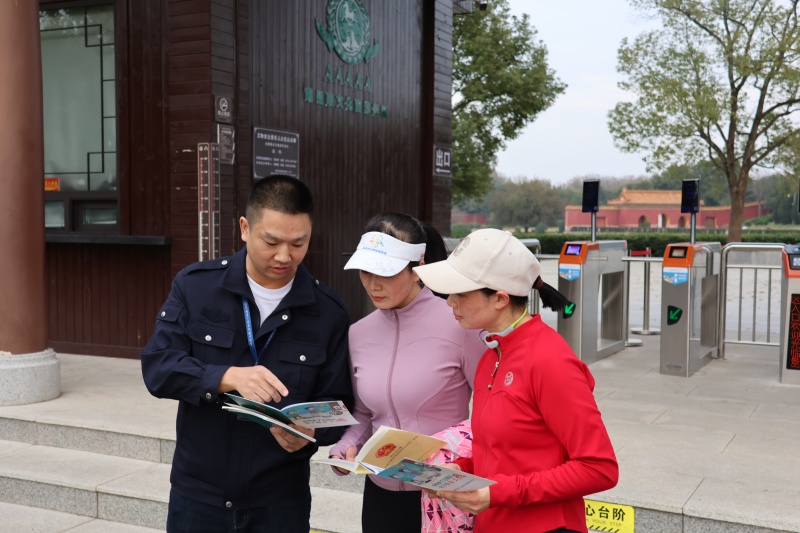 在鐘祥市5A級旅游景區(qū)明顯陵開展普法宣傳