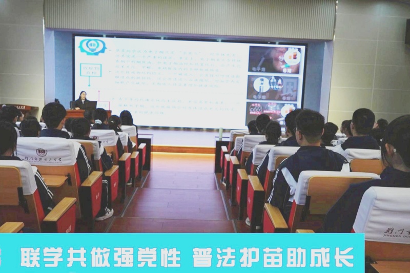 市煙草專賣局稽查支隊聯(lián)合荊門市公安局在掇刀石中學開展普法宣傳活動