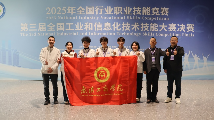 參賽選手與教練、領隊、工作人員合影。