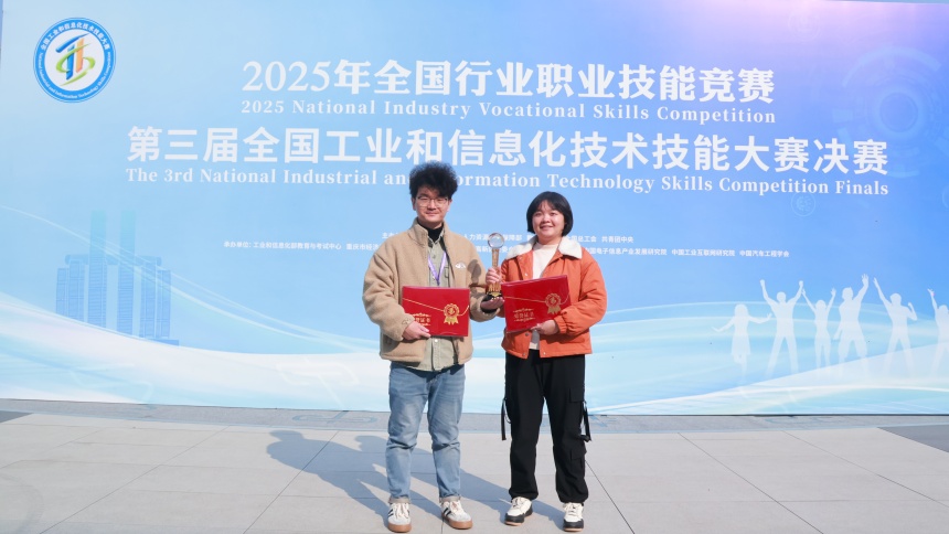 獲獎(jiǎng)教師李兆民(左)、聞暢(右)