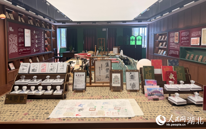 長(zhǎng)江書(shū)店特色“套色印章”手工體驗(yàn)區(qū)。人民網(wǎng)記者 張雋攝