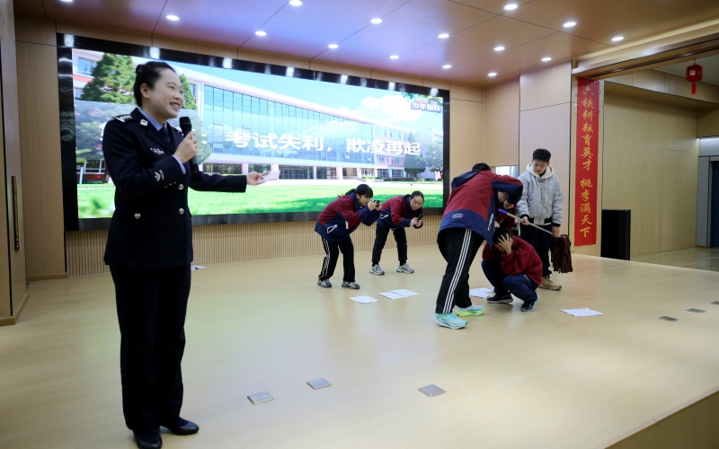 洪山中學(xué)學(xué)生表演“向?qū)W生欺凌大聲說不”情景劇。