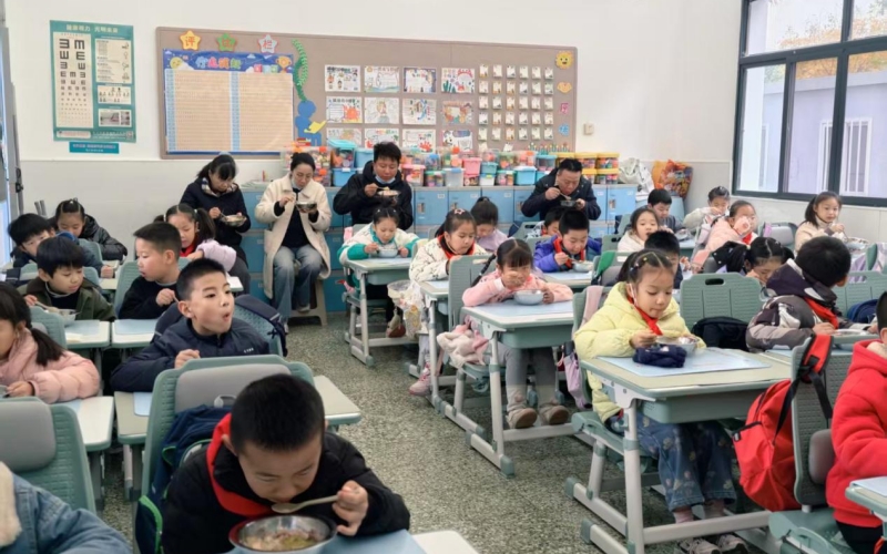 武昌區(qū)人大代表、政協(xié)委員走進(jìn)小學(xué)，體驗(yàn)校園陪餐。