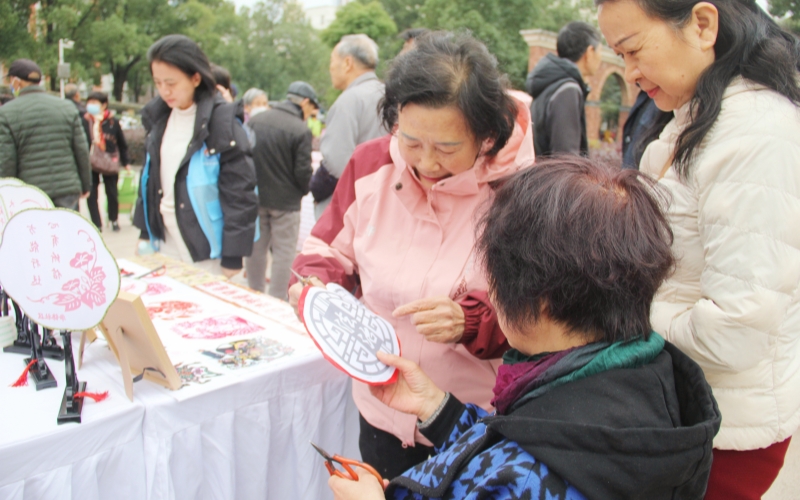 居民參與法治剪紙。