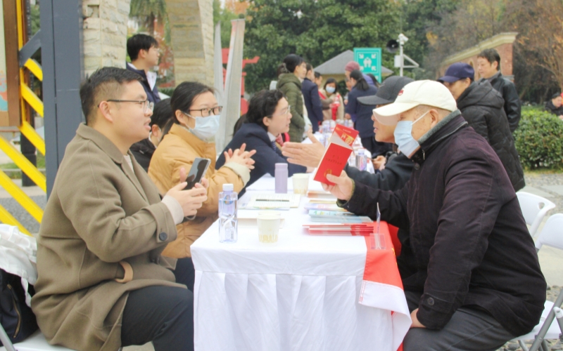 普法志愿者為居民提供法律咨詢。