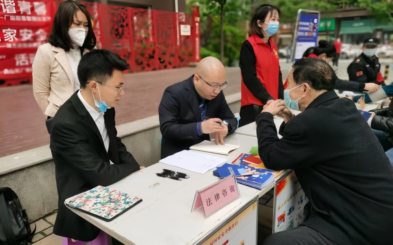 法律援助工作站成員為社區(qū)居民提供法律咨詢。學校供圖