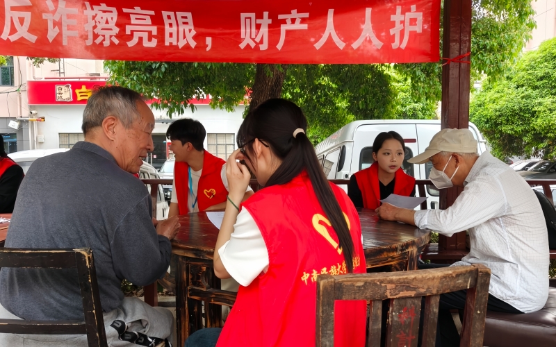 青年志愿者為社區(qū)居民一對一普法。學校供圖