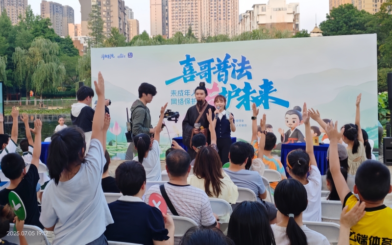 小朋友們熱情參與未成年網(wǎng)絡保護宣傳活動。學校供圖