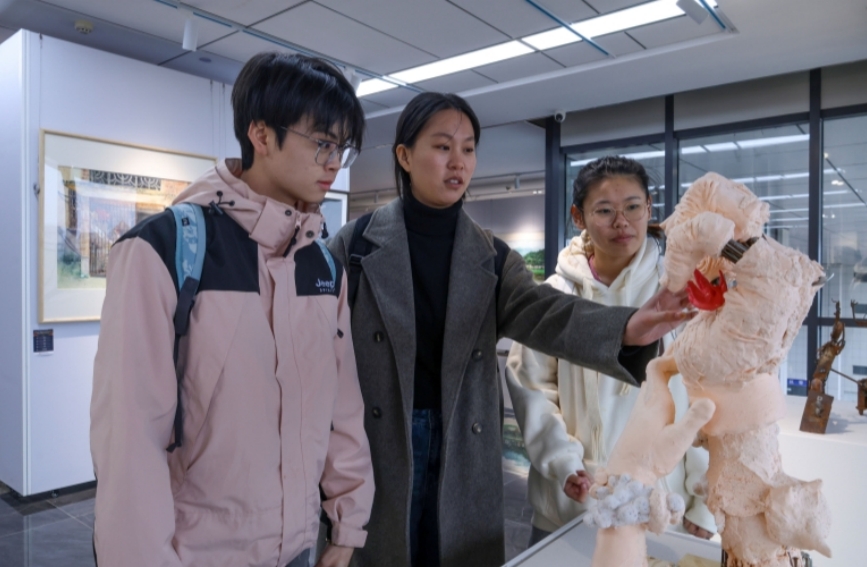 學生們參觀美術作品展。陳雯茜攝 