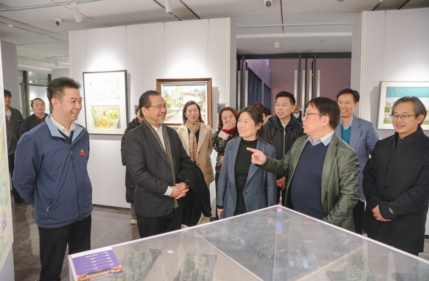 嘉賓共同觀看展覽 。劉皓辰攝