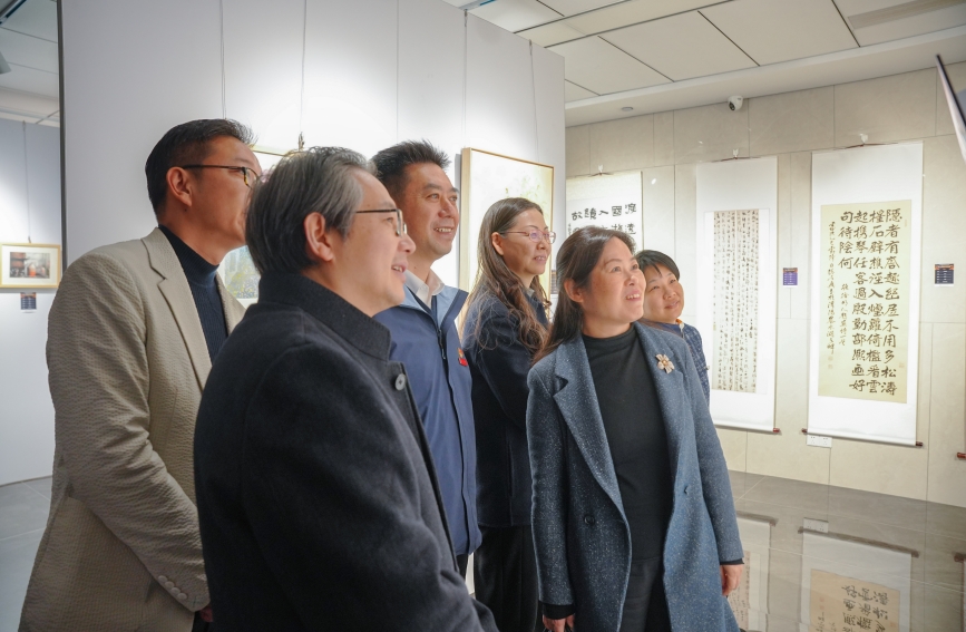 與會(huì)領(lǐng)導(dǎo)與嘉賓共同觀看展覽。劉皓辰攝