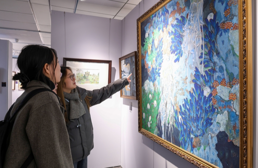 學生們參觀美術作品展。陳雯茜攝