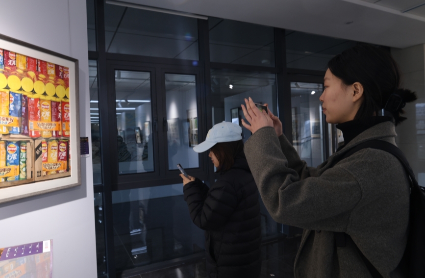 學(xué)生們參觀美術(shù)作品展。陳雯茜攝