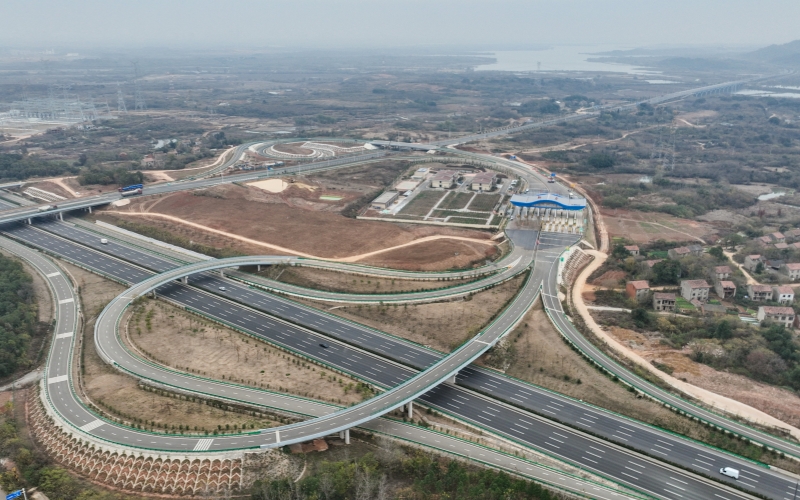 武漢繞城高速鳳凰山、新力兩座收費(fèi)站正式開通運(yùn)營。諶毅攝