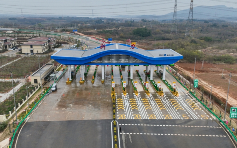 武漢繞城高速鳳凰山、新力兩座收費(fèi)站正式開通運(yùn)營。諶毅攝