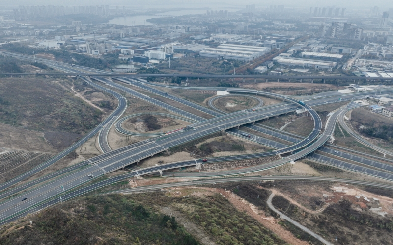 武漢繞城高速鳳凰山、新力兩座收費(fèi)站正式開通運(yùn)營。諶毅攝