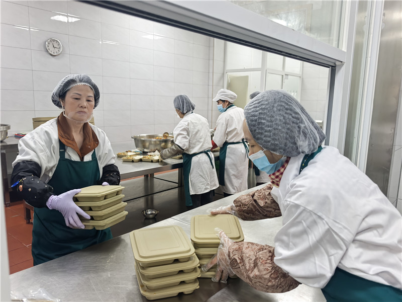 食堂正在備餐。人民網(wǎng)記者 周雯攝