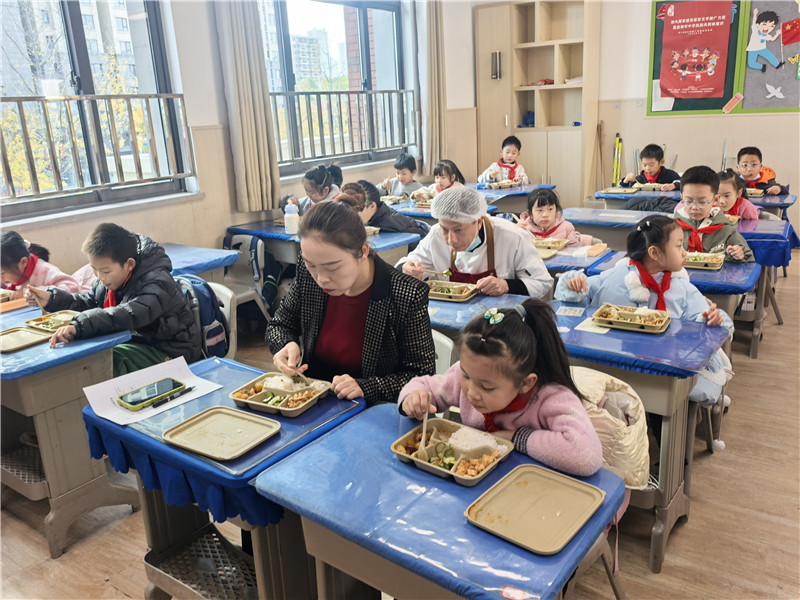 家長、廚師進(jìn)班陪餐。人民網(wǎng)記者 周雯攝