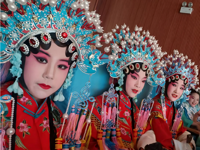 學(xué)生正在候場，將在武漢校際爭霸賽上表演《貴妃醉酒》。受訪者供圖