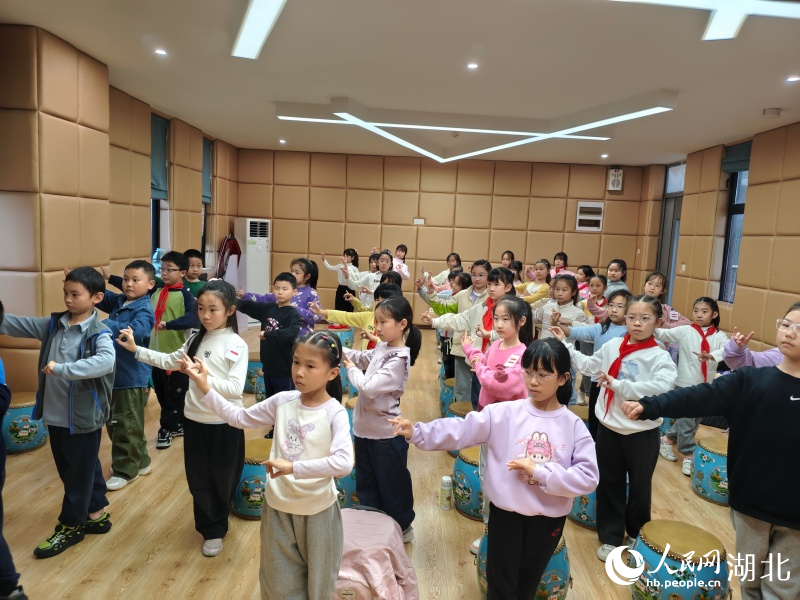 硚口區(qū)千禧城小學(xué)學(xué)生正在排練廳內(nèi)學(xué)習(xí)戲劇。人民網(wǎng)記者 郭婷婷攝