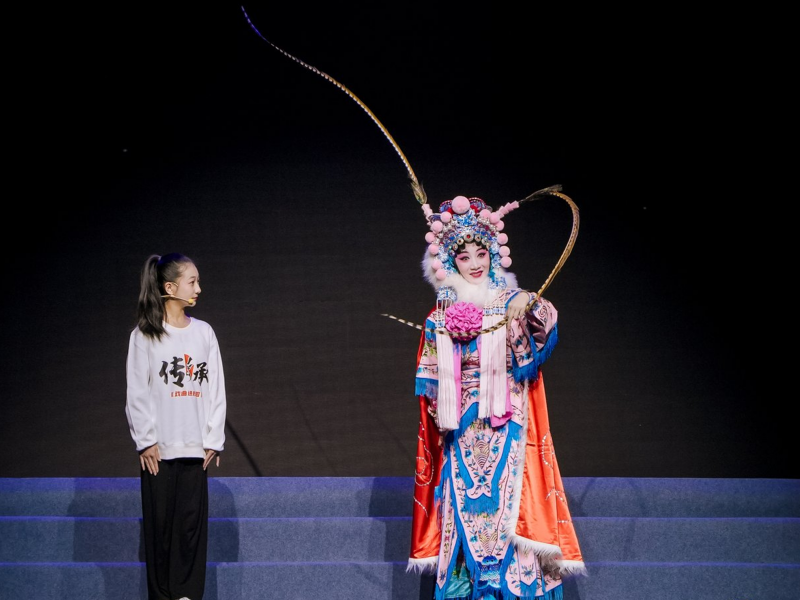 武漢市尋找”小小戲劇傳承人“展演中，學(xué)生與戲劇名家同臺演出。武漢市教育局供圖