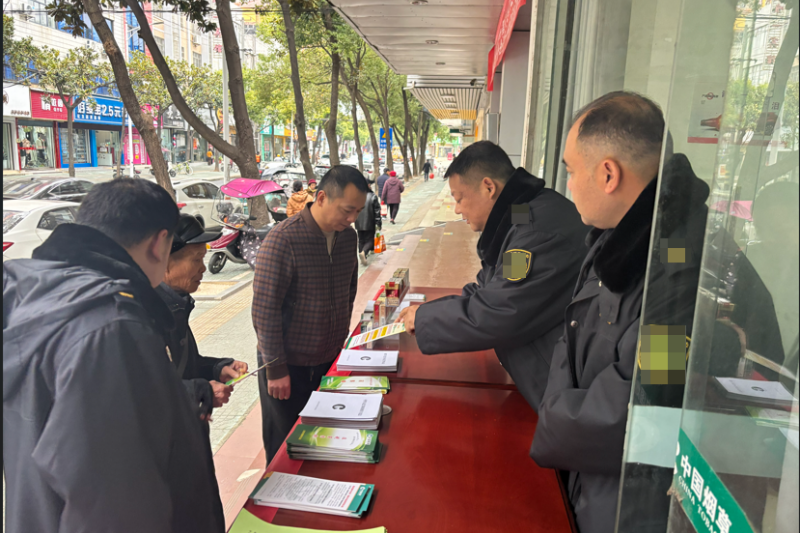 工作人員進(jìn)行普法宣傳