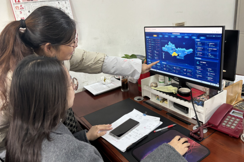 石首煙草工作人員學(xué)習(xí)運(yùn)用數(shù)字看板。