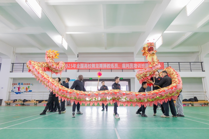 舞龍舞獅專項技能實踐與訓(xùn)練。余劍韜攝