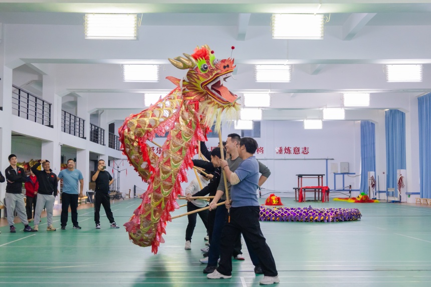 舞龍舞獅專項(xiàng)技能實(shí)踐與訓(xùn)練。余劍韜攝