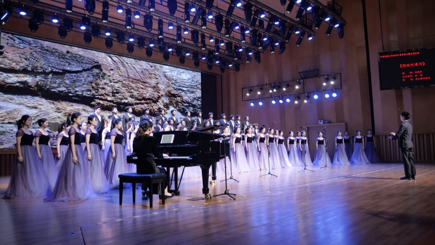 合唱《怒吼吧！黃河》。陳韶月攝