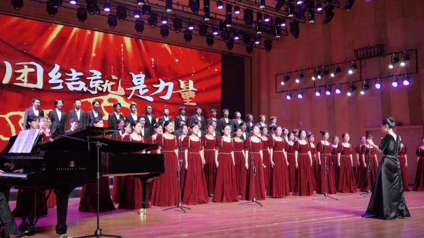 合唱《團(tuán)結(jié)就是力量》。陳韶月攝