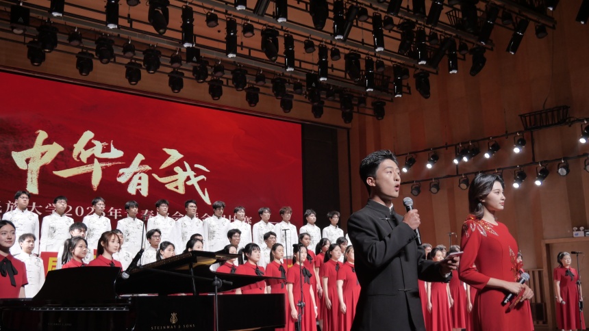 合唱《中國(guó)，中國(guó)，鮮紅的太陽(yáng)永不落》。謝紫瑩攝