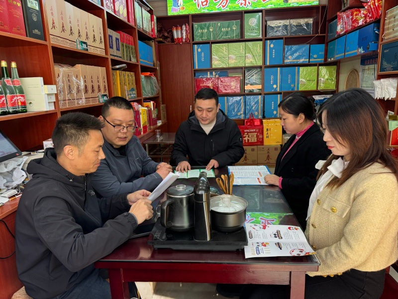 客戶(hù)經(jīng)理入戶(hù)進(jìn)行宣講。張銀攝