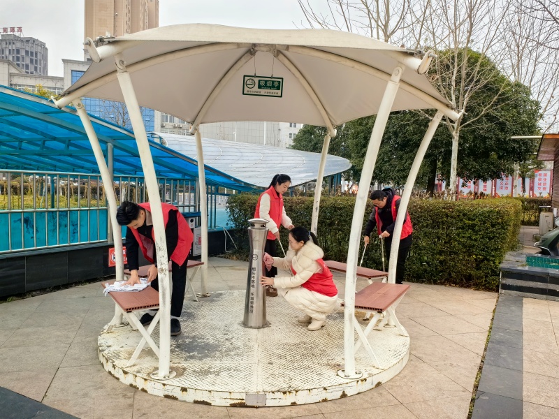 青年志愿小隊參與“美麗縣城”治理。王云攝