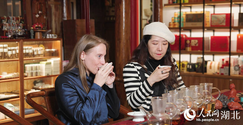 陳心蘭和朋友一起在晨曦藝術(shù)館品鑒茶。人民網(wǎng)記者 周雯攝