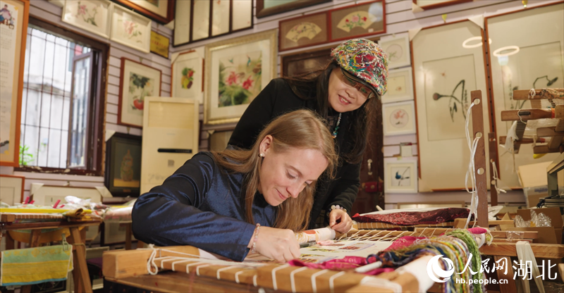 陳心蘭正在體驗(yàn)漢繡。人民網(wǎng)記者 周雯攝