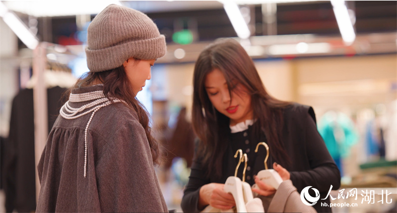 杜槿正在武漢SKP逛街。人民網(wǎng)記者 周雯攝