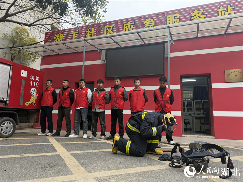 湖工社區(qū)應急服務站應急隊員開展防護設備穿戴演練。人民網記者 張沛攝