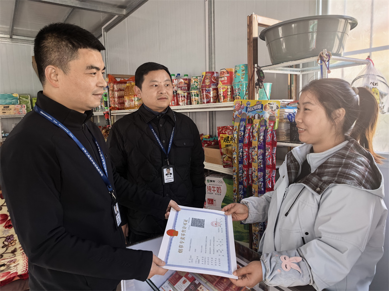 專賣證件管理人員為鄉(xiāng)村客戶送證上門。郝敬帆攝