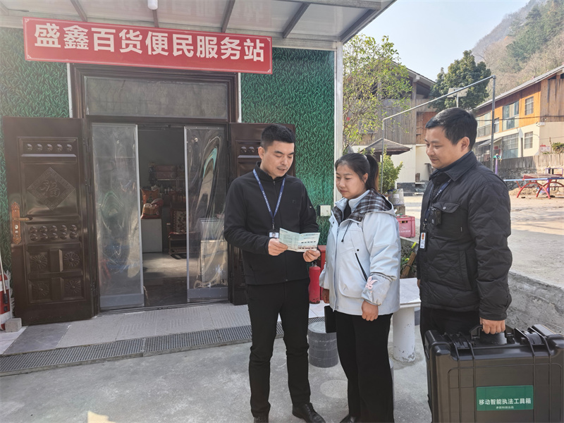 專賣證件管理人員正在向卷煙零售客戶宣傳法律法規(guī)政策。郝敬帆攝