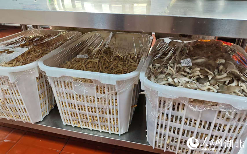 江夏區(qū)文化路中學(xué)的新鮮食材。人民網(wǎng)記者 郭婷婷攝