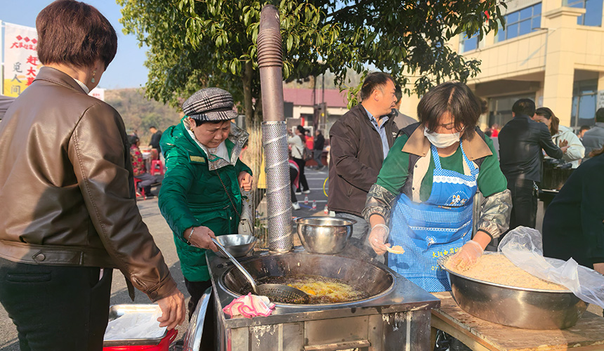 賣特產(chǎn)、秀手藝、展技能 鄉(xiāng)村市集攪熱冬日田野【2】