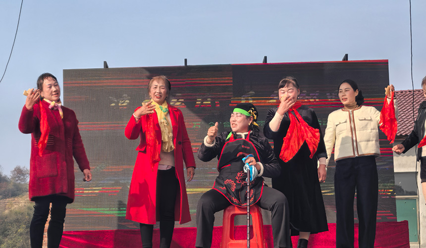 賣特產(chǎn)、秀手藝、展技能 鄉(xiāng)村市集攪熱冬日田野【4】