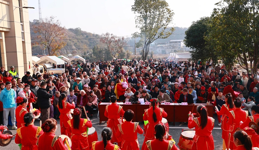 賣特產(chǎn)、秀手藝、展技能 鄉(xiāng)村市集攪熱冬日田野【5】