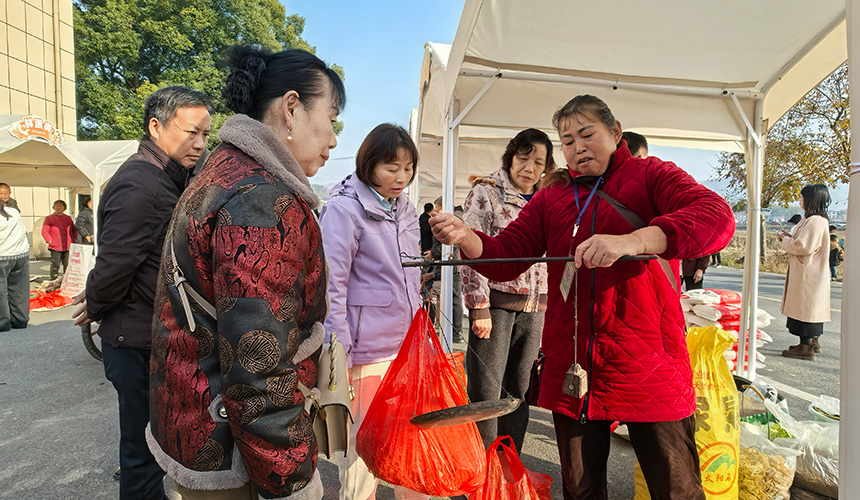 賣特產(chǎn)、秀手藝、展技能 鄉(xiāng)村市集攪熱冬日田野【6】