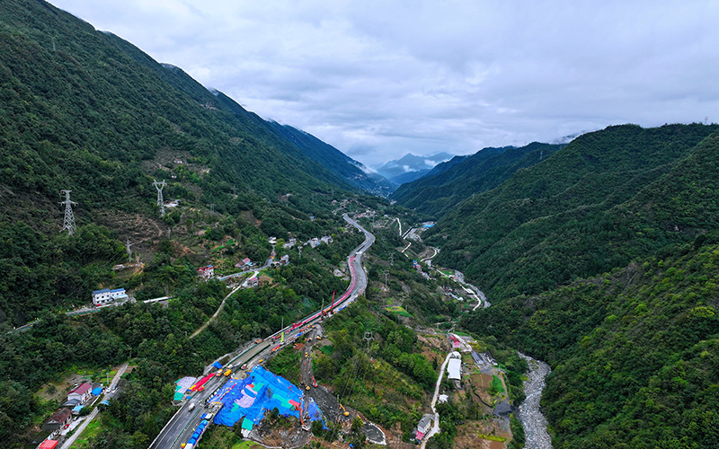 滬渝高速滑坡路段全景。