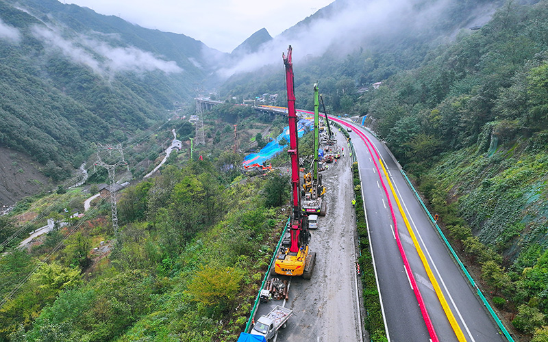 搶險(xiǎn)處治人員在進(jìn)行鋼軌樁施工。
