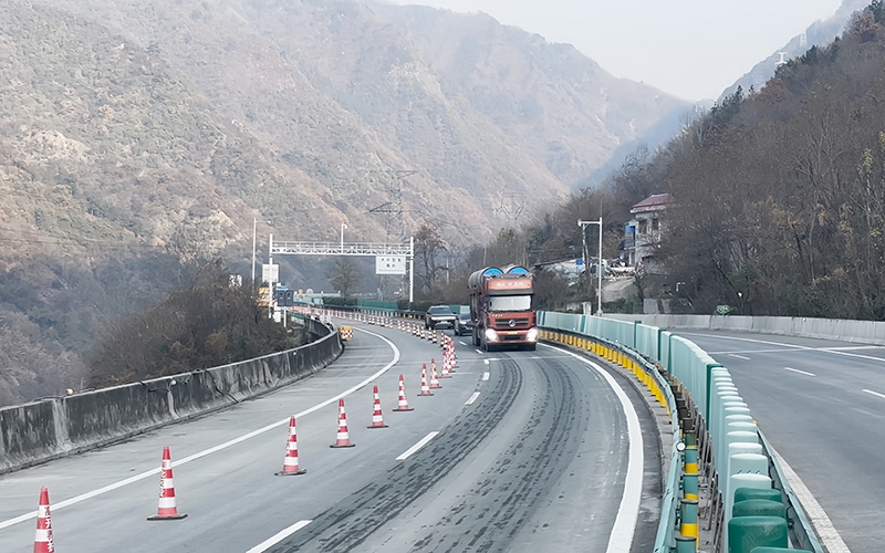 車輛通過(guò)修復(fù)后的滑坡路段。